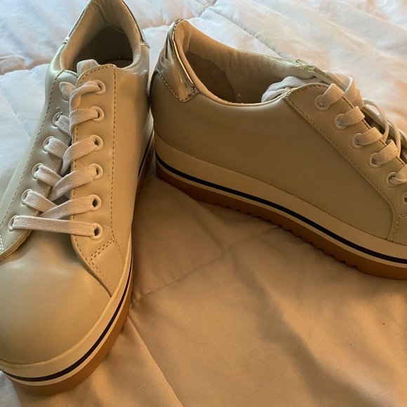 SHOES - Picture 4 of 6